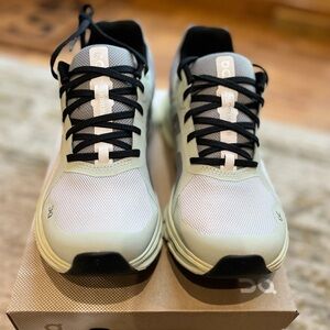 New in box ON Cloudrunner Women’s size 8.5